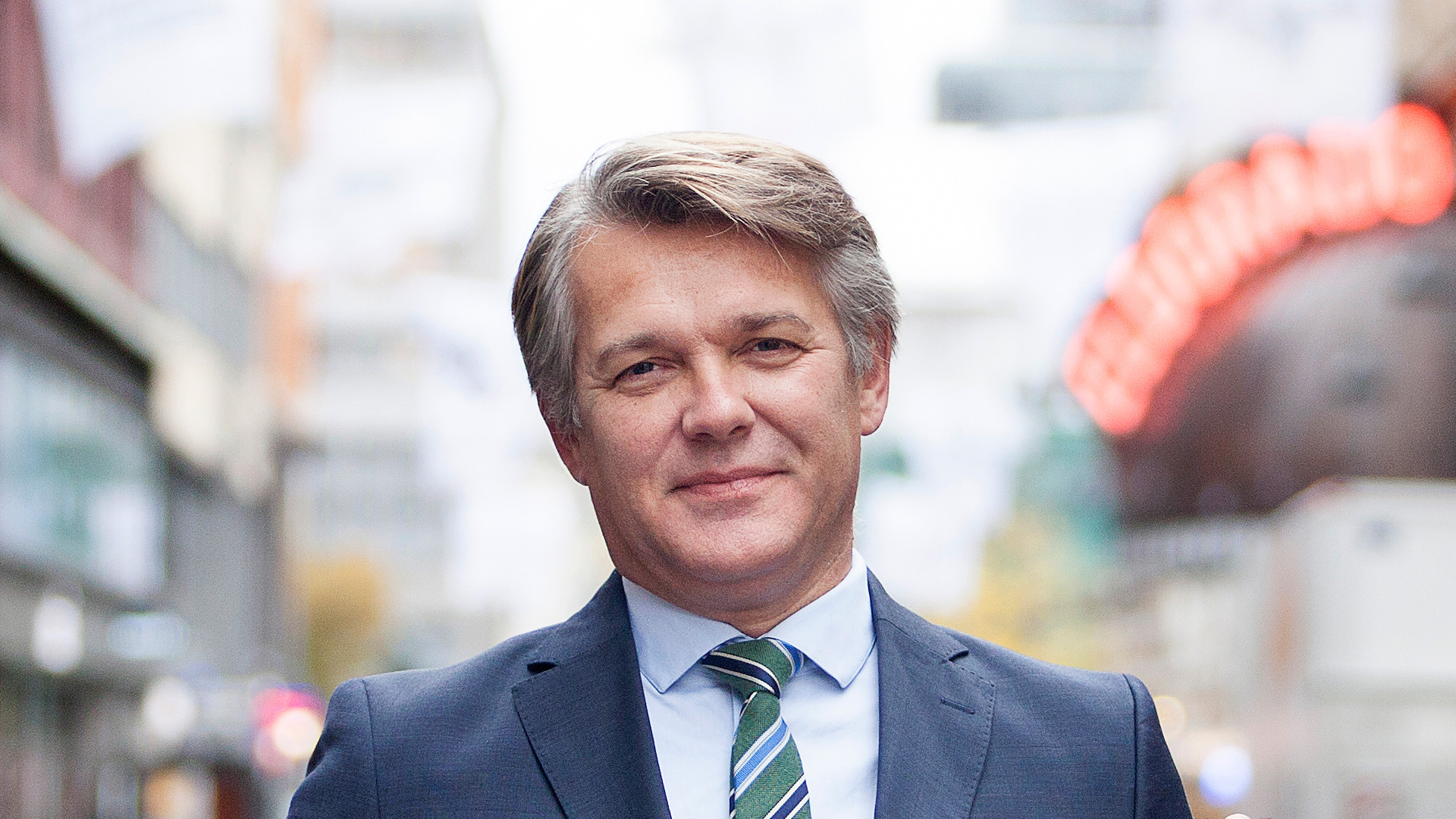 Bilde av mann i dress på gaten