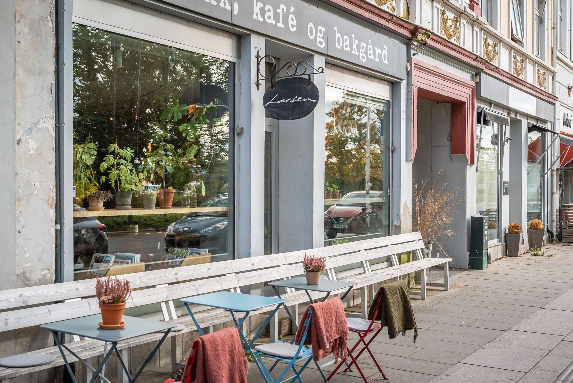 Mann som slapper av i sofaen. Ankerløkka Park. 2-, 3- og 4-roms leiligheter med gangavstand til Hamar sentrum.