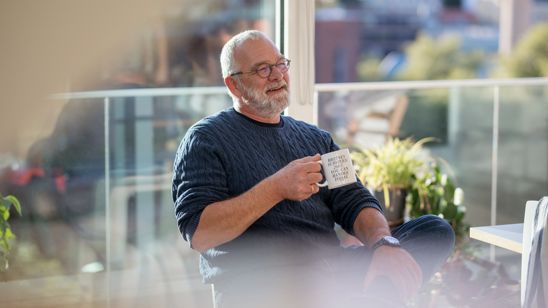 Bilde av en mann med kaffekopp