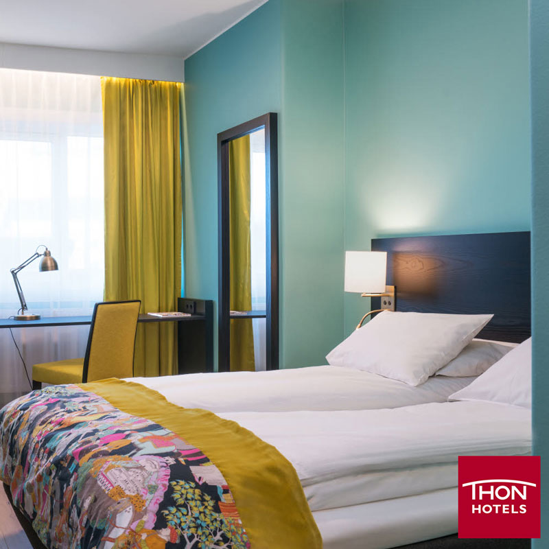Et hotellrom med et stort seng.